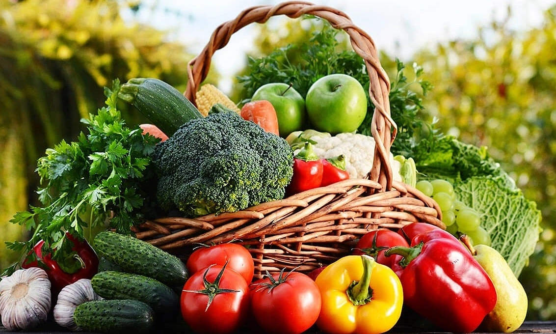 Cách chăm sóc răng sứ: Bổ sung nhiều rau củ quả, trái cây tươi và thực phẩm giàu canxi